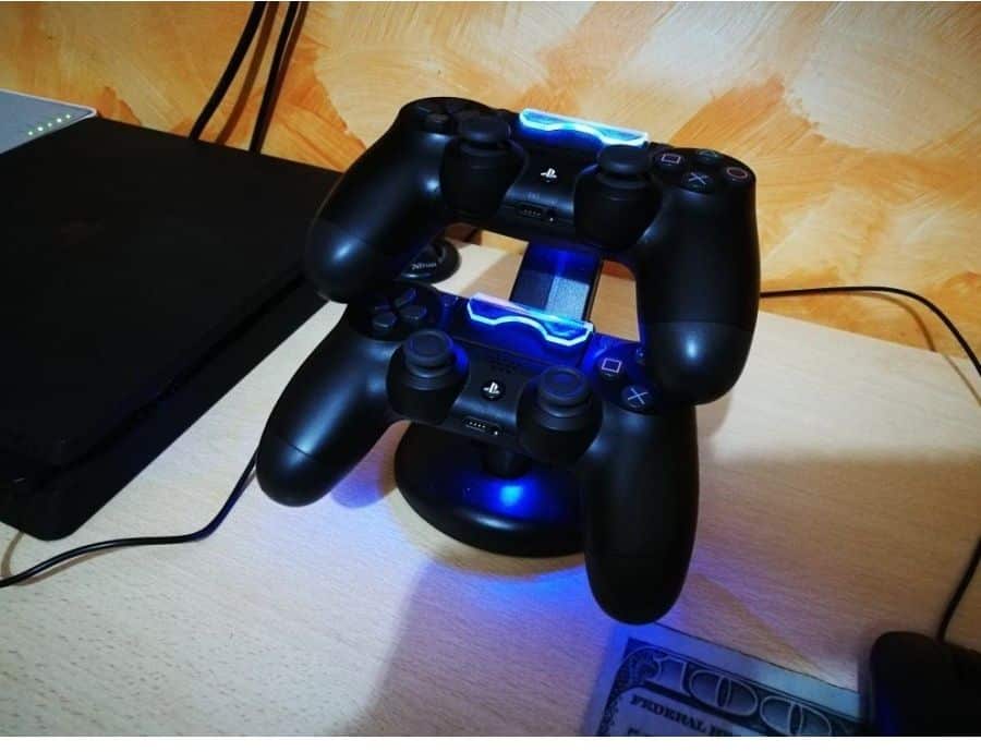 Стойка и зарядно за PS4 джойстици (dualshock) – снимка 3