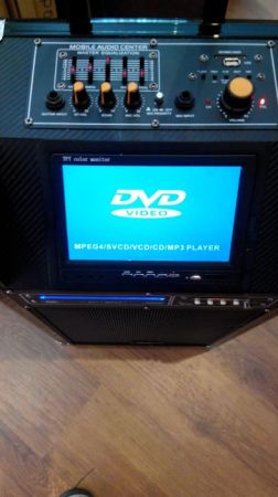 "MBA TV-10" - Активна акумулаторна караоке система с вградено DVD и 7 инчов дисплей Carrier TV-10, МП3 плейър от SD карта или флашка, безжичен микрофон и дистанционно.