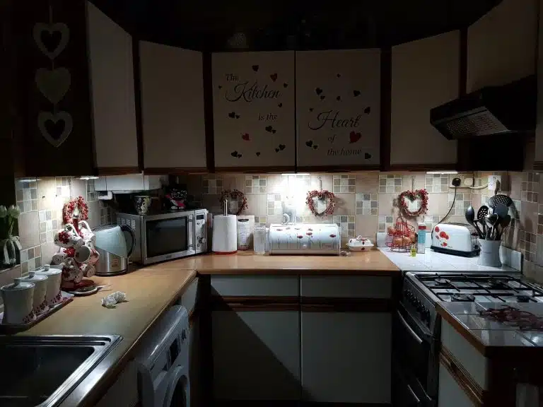 Практична LED лампа за осветление на шкаф, плот и други повърхности - 12