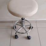 Рaботна козметична табуретка – кремав цвят - 1